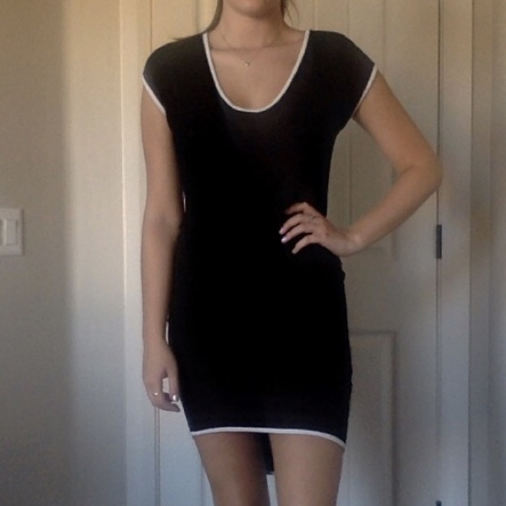 Short Sleeved Dress w/ White Trim🖤